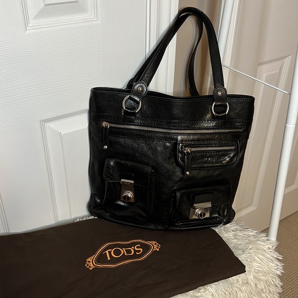 Tod’s black leather tote with multiple front compartments on front and inside - Picture 4 of 8